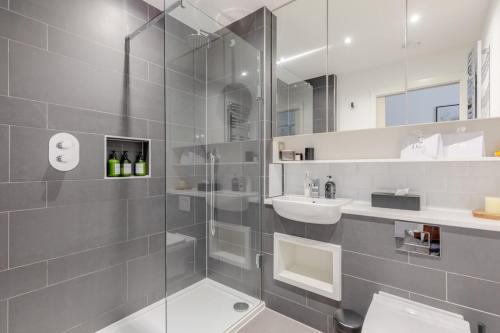 W łazience znajduje się prysznic, toaleta i umywalka. w obiekcie Elegant & Serene 2BD Flat wRoof Terrace Hoxton! w Londynie