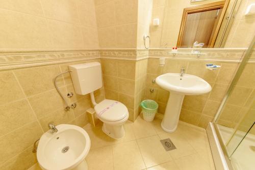ein Badezimmer mit Toilette und Waschbecken in der Unterkunft Hotel Novi in Herceg-Novi