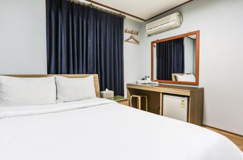 a hotel room with a bed and a mirror at Nokwon Motel in Jeju
