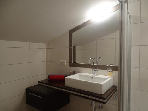 y baño con lavabo blanco y espejo. en Alpenfrieden - Nauders, en Nauders