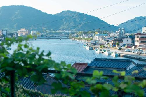 荻的住宿－住み開き宿 鶴島邸 Tsurushima stay，城市中带船的河流美景
