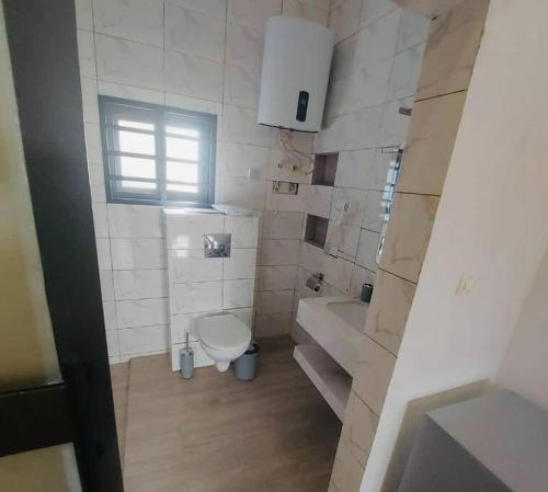 małą łazienkę z toaletą i umywalką w obiekcie Les 9 Plurielles : Studio 1 KPALIME KOUMA KONDA w mieście Kpalimé
