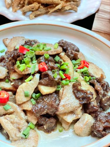 Makanan di atau berdekatan rumah tamu ini