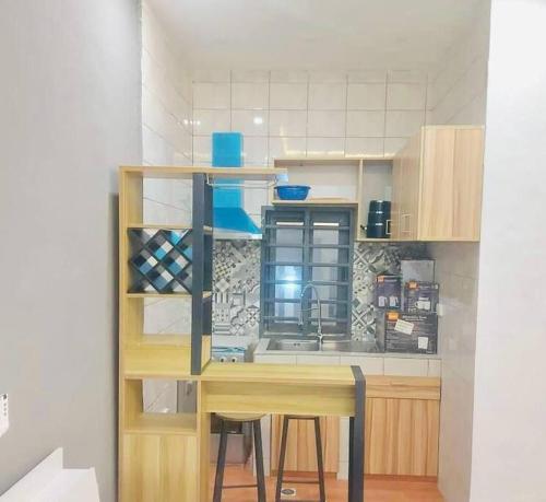 cocina con mesa de madera y encimera en Les 9 Plurielles - Studio 2 KPALIME KOUMA KONDA, en Palimé