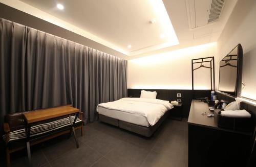 Giường trong phòng chung tại The M Hotel