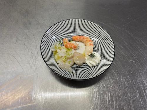 a plate of food with shrimp and vegetables on a table at Gîte - Auberge du Midi in Saint-Antoine