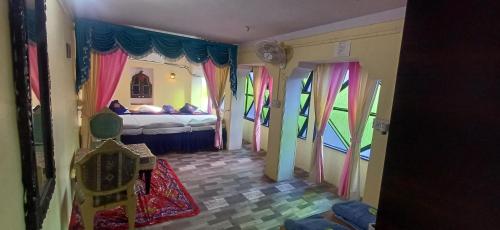 Een bed of bedden in een kamer bij Sadar Haveli Heritage
