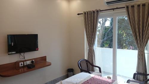 una camera con TV a parete e finestra di HOTEL SJ PRIDE INN a Bhubaneshwar