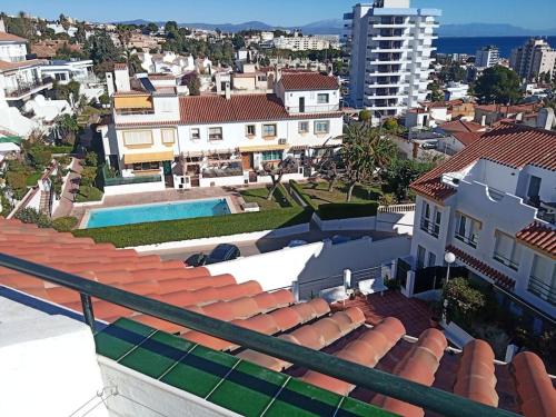 a view from the roof of a house at Studio mit Meerblick und Nähe zum Strand, WLAN in Torremolinos
