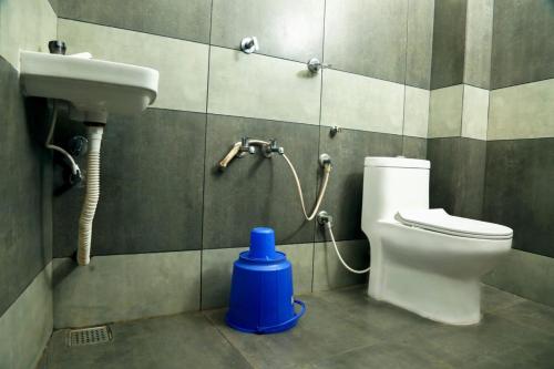 ein Bad mit einem WC und einem Waschbecken in der Unterkunft KTM PRINCEINN in Kalpatta