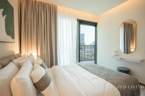 1 dormitorio con 1 cama grande y balcón en Zed Living - Ahad Residences - 1BR High Rise Comforrt in Business Bay en Dubái