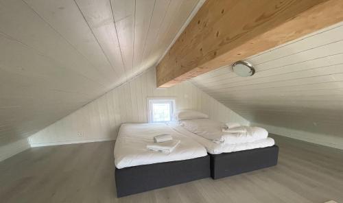 Gulta vai gultas numurā naktsmītnē Reinvikbua - Seaside Cabin in Finnvika, Stamsund
