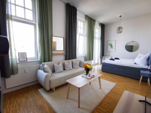 uma sala de estar com um sofá e uma cama em SC 7 Cozy Family & Business em Berlim