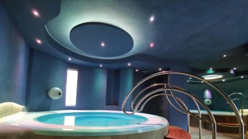 łazienka z dużą wanną i okrągłym sufitem w obiekcie Resort Villa Flavio w mieście Ischia