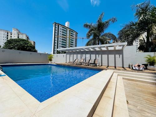 a swimming pool on the roof of a building at Flat aconchegante in Goiânia