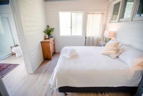 מיטה או מיטות בחדר ב-Birdsong Train Carriage Cabins