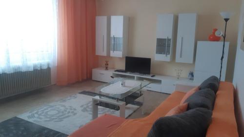 una sala de estar con un sofá y una mesa en Zolo dom, en Liptovský Mikuláš