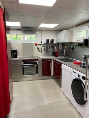 une cuisine avec un évier et un lave-vaisselle dans l'établissement Logement 4 personnes avec cuisine équipée et parking clos, à Mouroux