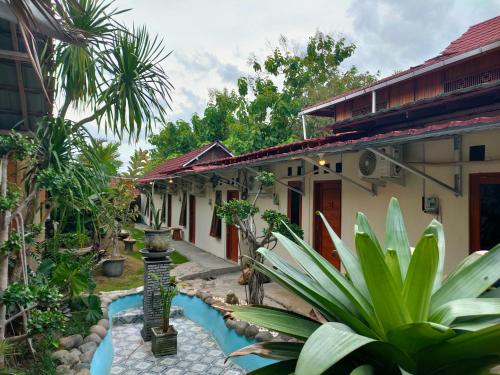 un patio de una casa con piscina en LAISSYA GUEST HOUSE YOGYAKARTA en Yogyakarta
