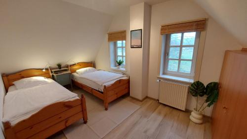 a bedroom with two beds and a window at Das Refugium in Worpswede