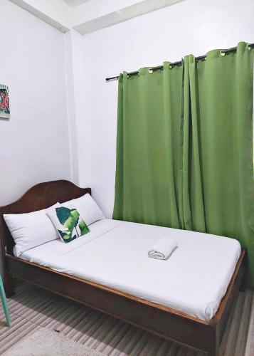Postel nebo postele na pokoji v ubytování Charlz Angel Inn Iloilo