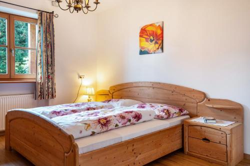 a bedroom with a wooden bed with a wooden headboard at Apartment Funtnatsch in Laion