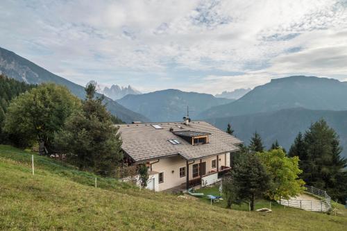 a house on a hill with mountains in the background at Apartment Funtnatsch in Laion