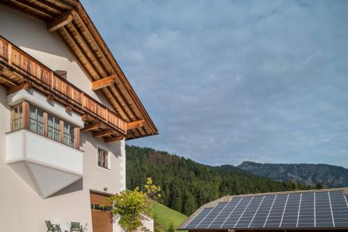 a house with solar panels on the roof at Apartment Funtnatsch in Laion
