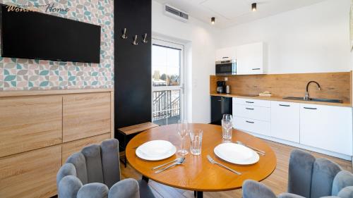 Kuchyň nebo kuchyňský kout v ubytování Wonder Home - Apartamenty Halo Karkonosze z ogrodem, sezonowym basenem, placem zabaw i widokiem na Śnieżkę - zlokalizowane blisko Karpacza