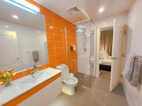 a bathroom with a toilet and a sink and a shower at TAO-Heart of Rowlands 黑桃睡梦馆-罗兰之心 in Adelaide