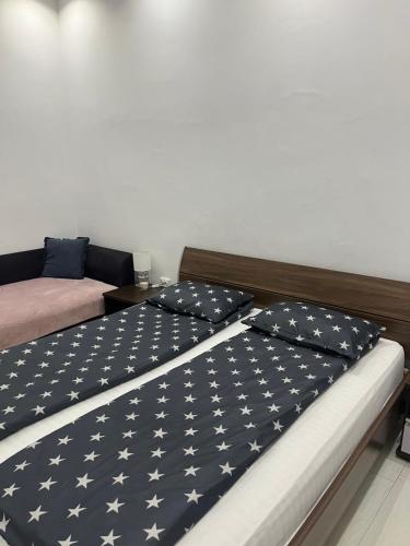 2 Betten in einem Schlafzimmer mit einer amerikanischen Fahnendecke in der Unterkunft SMART GuestHouse in Oradea