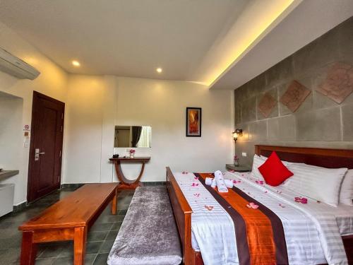 Una cama o camas en una habitación de The Palmery