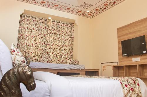 Tempat tidur dalam kamar di Ranthambhore Uday Vilas