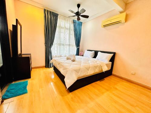sypialnia z łóżkiem i wentylatorem sufitowym w obiekcie FamilyHaven at Presint 18 by Elitestay [5Rooms] w mieście Putrajaya