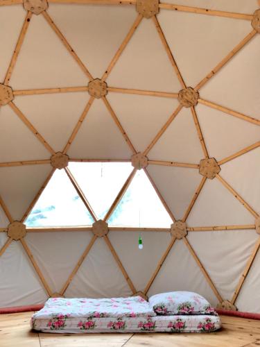 a room with two pillows in a yurt at Geo Dome 