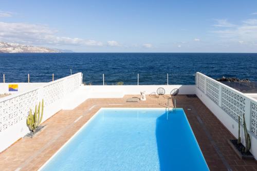 Swimmingpoolen hos eller tæt på Home2Book Stunning Sea Views House, Private Pool