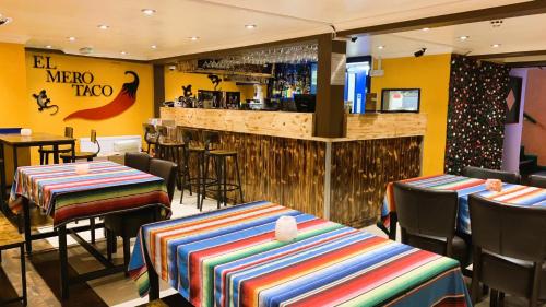 een restaurant met 2 tafels en een bar bij Eurotraveller Hotel- Express (Elephant & Castle) in Londen