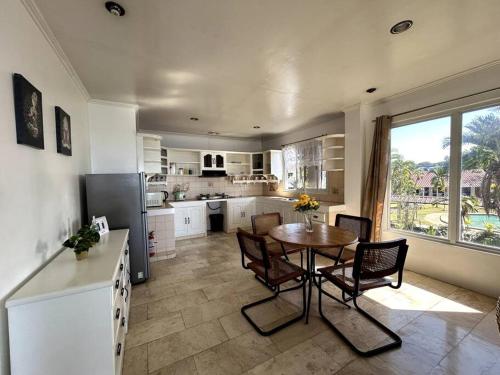 Η κουζίνα ή μικρή κουζίνα στο Bobby's Villa Beachfront, Bauang