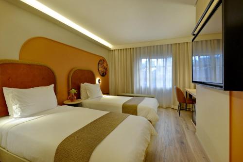 City Lodge Hotel V&A Waterfront tesisinde bir odada yatak veya yataklar