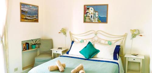 Schlafzimmer mit einem Bett in Blau und Weiß in der Unterkunft B&B Venus Inn Positano in Positano