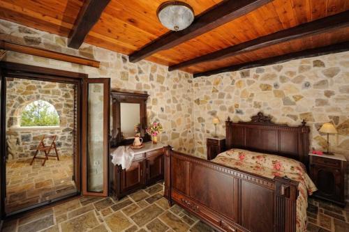 Кровать или кровати в номере Stone house with sea view