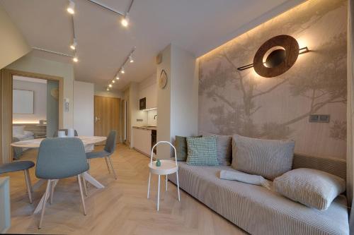 Beżowy Apartament Sun Seasons 24 w Szklarskiej Porębie z Wanną by Noclegi Renters