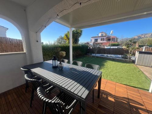 En balkon eller terrasse på Alemanya 26 with private pool