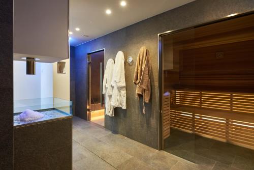 baño con ducha a ras de suelo y vestidor en Loft con piscina e utilizzo esclusivo SPA privata a Carobais 7, en Almenno San Bartolomeo