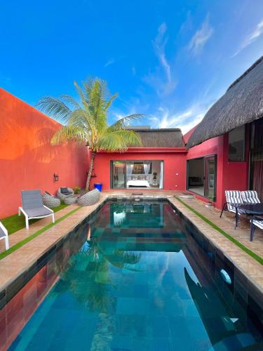 una imagen de una piscina en una casa en Residence Laurada - Tropical 2 Bedrooms Villa with Private Pool en Pointe aux Piments