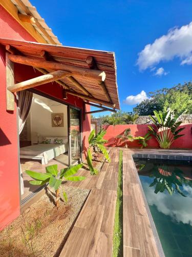 una casa con piscina al lado de una casa en Residence Laurada - Tropical 2 Bedrooms Villa with Private Pool en Pointe aux Piments