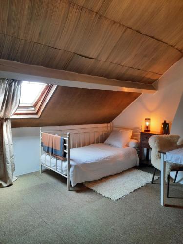 een slaapkamer met een bed en een houten plafond bij B&B Maison Juves Planchez Anost Lac des Settons in Planchez