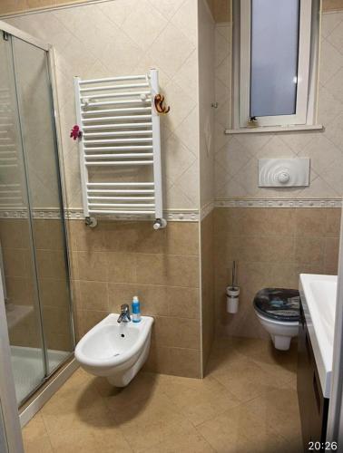 a bathroom with a sink and a shower and a toilet at Suite Gravina + box auto privato in Gravina in Puglia