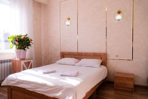 una camera da letto con un letto e due asciugamani di Гостиница, Ак-Буура a Bishkek