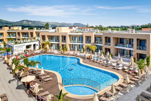 una foto della piscina del resort di White Olive Elite Laganas a Laganas